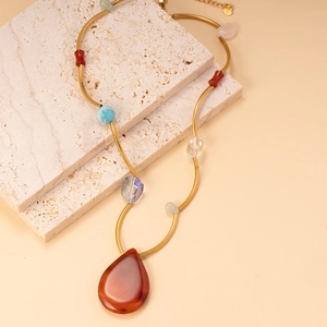 Collier perlé doré avec pierres multicolores et pendentif goutte en agate rouge
