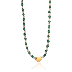 Détail du collier perlé avec agates vertes facettées, entretoises d'or et pendentif cœur