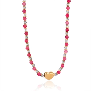 Détail d'un collier de pierres naturelles roses avec pendentif cœur doré poli