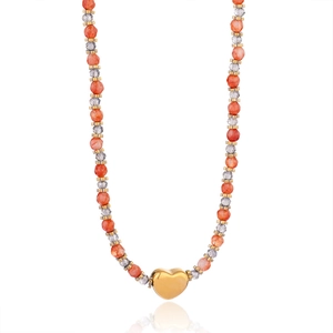 Détail d'un collier de perles fait main avec pierres orange et pendentif cœur doré