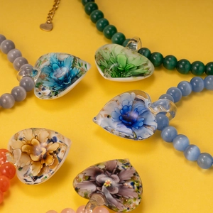 Colliers en œil-de-chat avec pendentifs cœur en verre et motifs floraux faits main