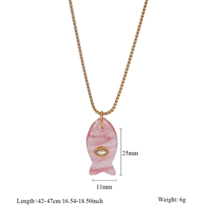 Dettaglio collana con pendente a pesce dimensioni 25mm x 11mm e specifiche della catena
