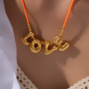 Collana con Ciondolo a Lettera LOVE in Acciaio Inossidabile per Donna Cordino in Corda Intrecciata Arancione Gioielli Placcati in Oro
