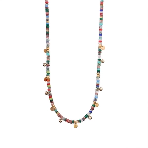 Collier bohème en pierres naturelles avec perles colorées et breloques dorées