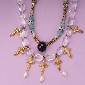 Collier perlé en pierre tachetée avec croix dorées et pendentifs en perles