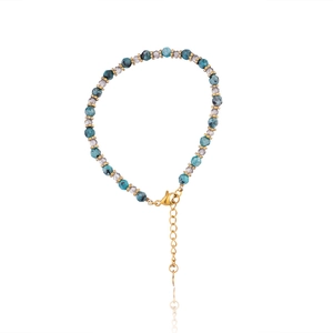 Détail du collier de perles turquoise, perles de cristal et fermoir mousqueton doré