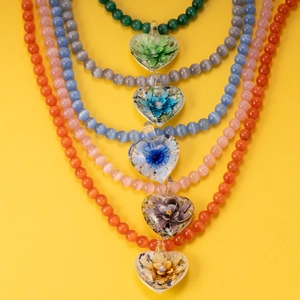 Colliers en perles colorées effet œil de chat avec pendentifs cœurs à fleurs peintes