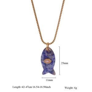 Dettaglio della collana a pesce con pietra naturale blu e misure del ciondolo