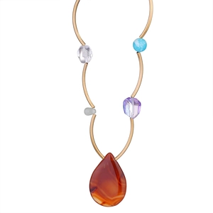 Collier artistique en tubes dorés avec perles colorées et un pendentif goutte en agate rouge