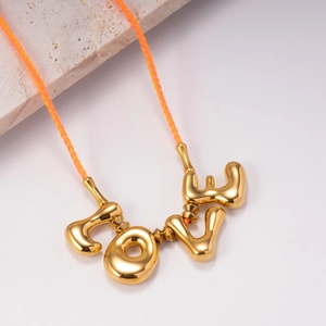 Ciondoli LOVE in oro lucido su una collana a cordoncino intrecciato arancione