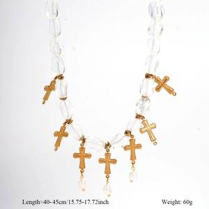 Détail du collier de perles fait main avec croix dorées et perles, longueur 40-45 cm