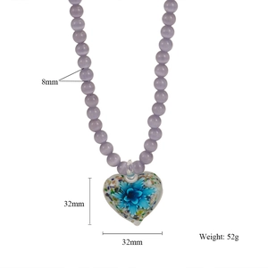 Vue détaillée des perles oeil de chat mauves et pendentif cœur fleuri avec mesures