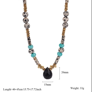 Détail d'un collier de perles artisanal avec pierres et pendentif en goutte 15x20mm