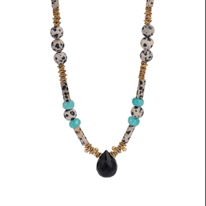Collier en perles de pierre dalmate avec grand pendentif goutte noire et détails dorés