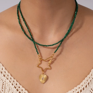 Collana bohémien a doppio strato con perline di malachite verde e ciondolo a cuore a stella