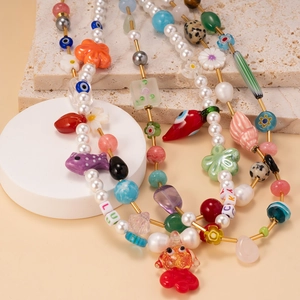 Collana di perline colorate con lettere Lucky e ciondoli in vivace stile Y2K