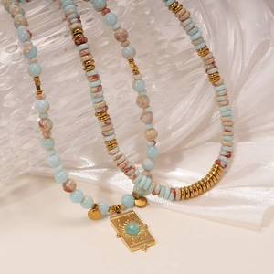 Collier élégant en or avec perles en pierre bleue et pendentif soleil brillant