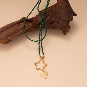 Collana a doppio strato con ciondolo a stella e cuore, perline di malachite e oro chic