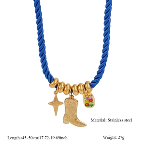 Detail der blauen Seilkette aus Edelstahl mit goldenen Stern- und Stiefelanhängern
