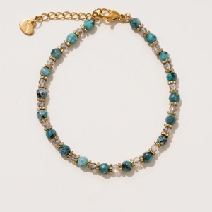 Détail de perles en pierre colorée, séparateurs dorés et pendentif cœur avec fermoir S.Steel