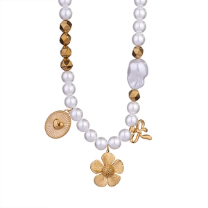 Perlenkette mit goldenem Herz, Blume und Schleife Anhängern auf weißem Hintergrund