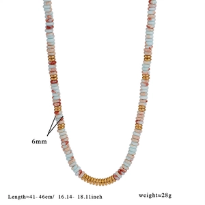 Détail des perles en pierre Shoushan de 6mm et anneaux dorés sur collier en acier