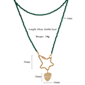 Dettaglio collana doppio strato in agata verde con moschettone a stella e cuore