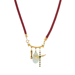 Collana a cordoncino rosso con ciondoli dorati a forma di scarpa, sole e croce