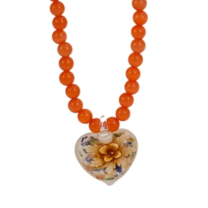 Collier artisanal en perles orange avec un pendentif cœur floral peint à la main style boho