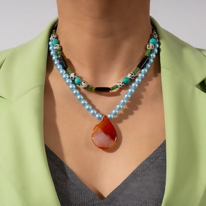Collier bohème à plusieurs rangs avec perles turquoise et pendentif goutte en agate rouge