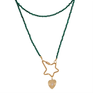 Collana a doppio strato con perline di malachite verde e ciondoli a stella e cuore