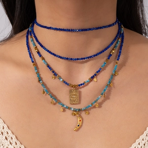 Mehrlagige Boho-Halskette mit blauen Perlen, Evil-Eye- und Mondanhänger