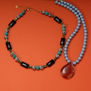Colliers en pierre tachetée et perles bleues avec pendentif agate rouge sur orange