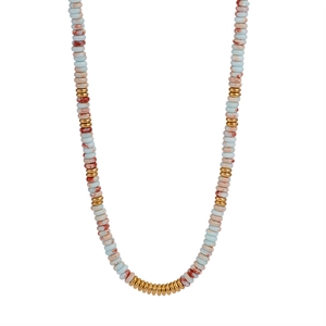 Collier bohème en perles de pierre bleu clair avec accents en acier doré sur fond blanc