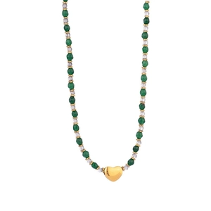 Collier artisanal perlé avec pierres facettées vertes et un pendentif cœur doré brillant