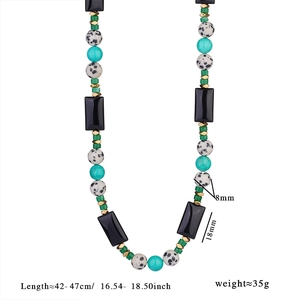 Vue détaillée du collier de perles multi-matières avec pierre tachetée et agate noire