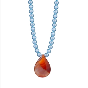 Détail de perles bleu clair avec pendentif en agate rouge en goutte sur fond blanc