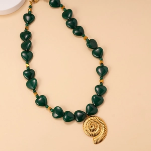 Elegante grüne Herzperlenkette mit goldenem Schneckenanhänger und goldenen Akzenten
