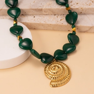 Grüne Herz-Perlenkette mit goldenem Muschelanhänger im eleganten Ozean-Stil