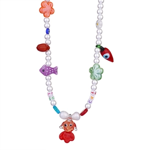 Collana di perle colorate con ciondoli portafortuna e un pendente a forma di pesce rosso