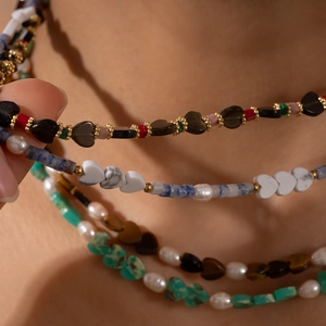 Collana multifilo bohémien con occhio di tigre, perle d'acqua dolce e ciondoli a cuore