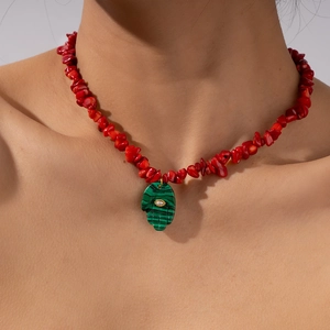 Collier bohème en pierres naturelles rouges avec pendentif Main de Fatima en malachite