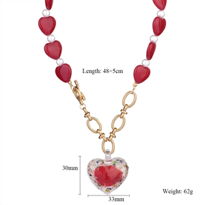 Detail view of heart necklace size 48+5cm and 30mm glass pendant dimensions