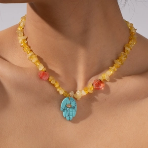 Collier bohème en perles de cristal jaune avec un pendentif bleu Main de Fatma