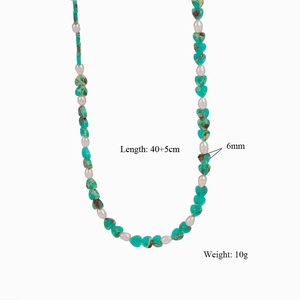 Dettaglio della collana con perle di turchese a cuore e perle irregolari con misure