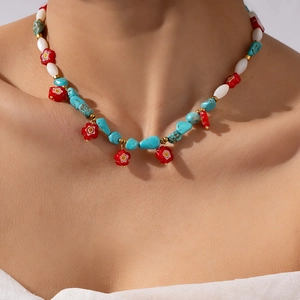 Bunte Boho-Halskette mit Türkisperlen, roten Blumenanhängern und goldenen Akzenten