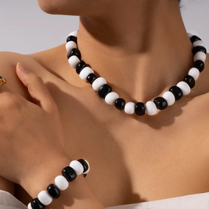 Collier en Perles Noir et Blanc Minimaliste pour Femme Élégant Collier à Perles Épaisses en Acier Titane de Couleur Contrastée Bijoux