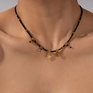 Collier en perles de spinelle noire avec pendentifs étoile lune et main de Fatma dorés