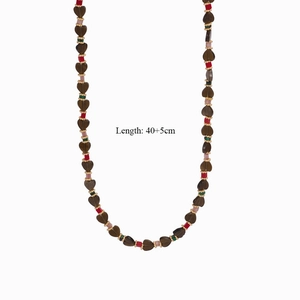 Dettaglio della collana di perline a cuore con catena regolabile da 40+5 cm di lunghezza