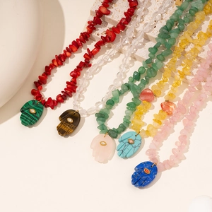 Détails de colliers en perles de pierre naturelle colorée avec pendentifs main de Fatma